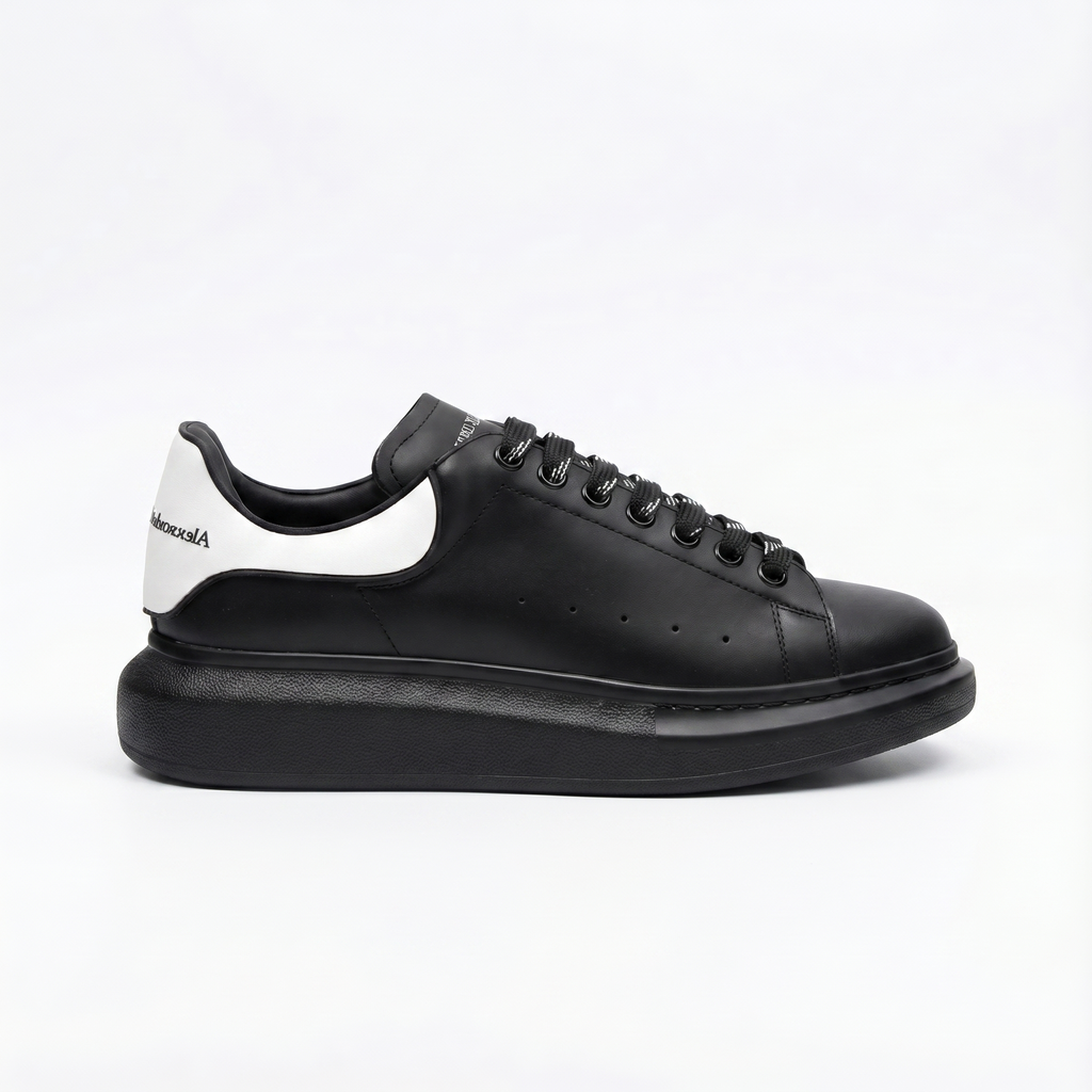 Alexander McQueen Oversized sneaker in   Black/white